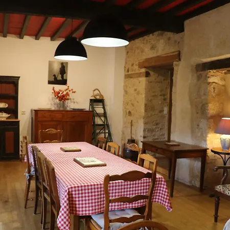 Casa de Férias Maison Ancienne En Perigord, 10 Personnes *
