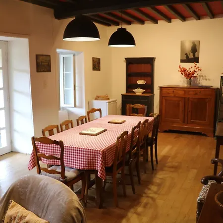 Casa de Férias Maison Ancienne En Perigord, 10 Personnes Milhac-de-Nontron